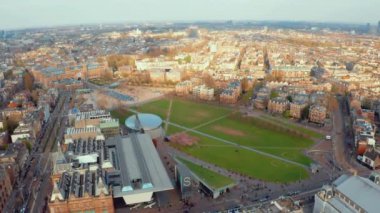 Ünlü müze ve parkların yakınındaki Amsterdam manzarasıhavadan manzara.