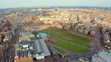 Ünlü müze ve parkların yakınındaki Amsterdam manzarasıhavadan manzara.