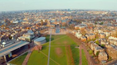 Ünlü müze ve parkların yakınındaki Amsterdam manzarasıhavadan manzara.