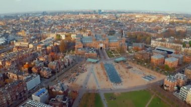 Ünlü müze ve parkların yakınındaki Amsterdam manzarasıhavadan manzara.
