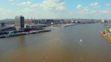 Amsterdam'daki kanalların su taşımacılığı ve içinde birçok tekne ile havadan görünümü. 