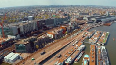 Amsterdam'daki kanalların su taşımacılığı ve içinde birçok tekne ile havadan görünümü.