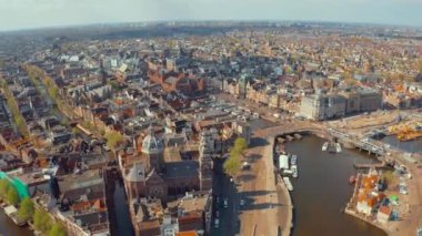 Amsterdam'daki kanalların su taşımacılığı ve içinde birçok tekne ile havadan görünümü.