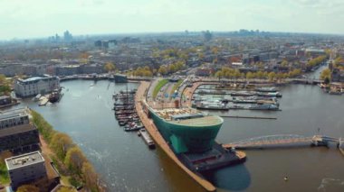 Amsterdam'daki kanalların su taşımacılığı ve içinde birçok tekne ile havadan görünümü. 