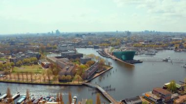 Amsterdam'daki kanalların su taşımacılığı ve içinde birçok tekne ile havadan görünümü.