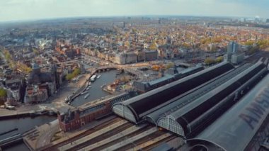 Amsterdam merkez istasyonunun havadan görünümü. Yukarıdan görüntüle. 