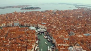 Venedik, İtalya'da gün batımında ünlü Canal Grande ve ünlü Rialto Köprüsü'nün havadan panoramik görünümü. 