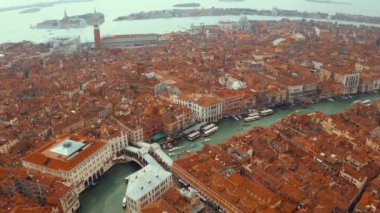 Venedik, İtalya'da gün batımında ünlü Canal Grande ve ünlü Rialto Köprüsü'nün havadan panoramik görünümü. 