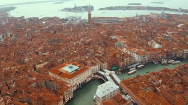 Venedik, İtalya'da gün batımında ünlü Canal Grande ve ünlü Rialto Köprüsü'nün havadan panoramik görünümü. 
