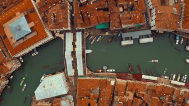 Venedik, İtalya'da gün batımında ünlü Canal Grande ve ünlü Rialto Köprüsü'nün havadan panoramik görünümü. 
