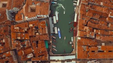 Venedik, İtalya'da gün batımında ünlü Canal Grande ve ünlü Rialto Köprüsü'nün havadan panoramik görünümü. 