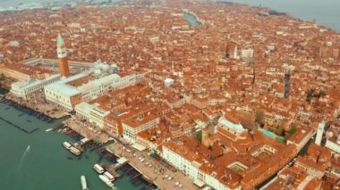 Venedik hava manzarası. Turuncu çatılar ve geleneksel evlerin üzerinde St Marco meydanı üzerinde uçan. 