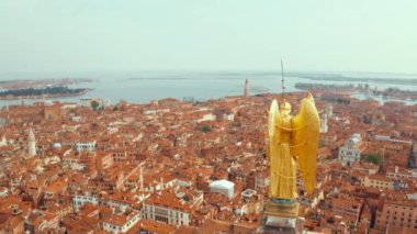 St Mark Meydanı'nda saat kulesinin tepesinde melek altın heykeli muhteşem görünümü, Venedik, İtalya