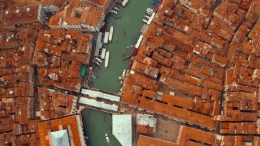 Venedik, İtalya'da gün batımında ünlü Canal Grande ve ünlü Rialto Köprüsü'nün havadan panoramik görünümü. 