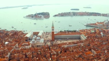 Venedik hava manzarası. Turuncu çatılar ve geleneksel evlerin üzerinde St Marco meydanı üzerinde uçan. 