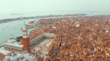 Venedik hava manzarası. Turuncu çatılar ve geleneksel evlerin üzerinde St Marco meydanı üzerinde uçan.