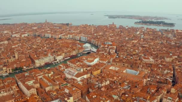 Luchtfoto Panoramisch Uitzicht Beroemde Canal Grande Beroemde Rialtobrug Bij Zonsondergang — Stockvideo