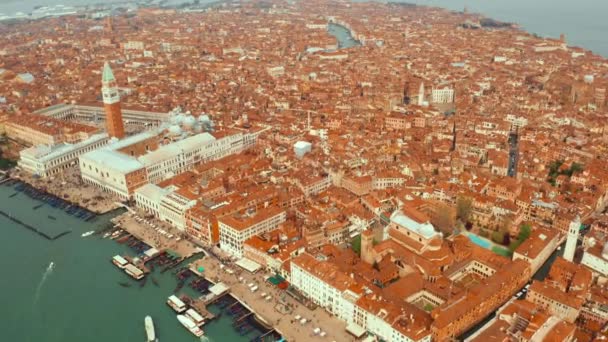 Venedik Hava Manzarası Turuncu Çatılar Geleneksel Evlerin Üzerinde Marco Meydanı — Stok video