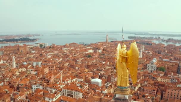 Nádherný Pohled Zlatou Sochu Anděla Vrcholu Věže Hodinami Náměstí Svatého — Stock video