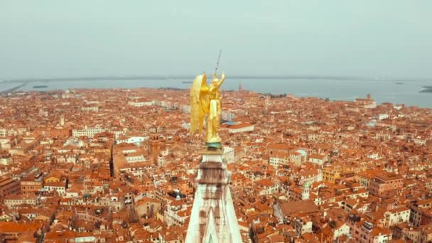 Magnífica Vista Estatua Oro Del Ángel Parte Superior Torre Del — Vídeos de Stock