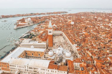 Venedik'in panoramik simgesinin havadan görünümü, Piazza San Marco veya St Mark Meydanı'nın havadan görünümü, Campanile ve Ducale veya Doge Sarayı. İtalya 