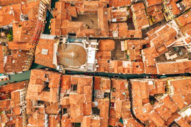 Yukarıdan güzel Venedik manzarası. Turuncu çatılar ve klasik mimari. 