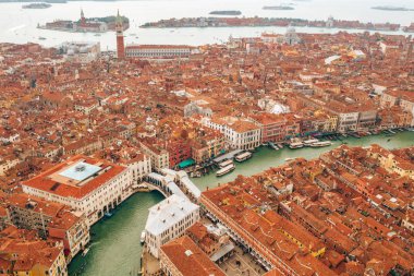 Yukarıdan güzel Venedik manzarası. Turuncu çatılar ve klasik mimari. 