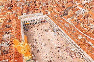 Piazza San Marco veya şehrin üzerinde altın melek heykeli ile St Mark meydanının havadan görünümü. Venedik, İtalya. 