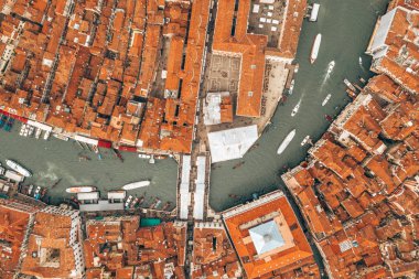 Yukarıdan güzel Venedik manzarası. Turuncu çatılar ve klasik mimari. 
