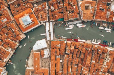 Yukarıdan güzel Venedik manzarası. Turuncu çatılar ve klasik mimari. 