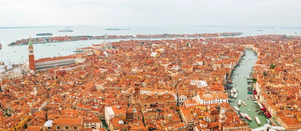 Prachtig Uitzicht Venetië Van Bovenaf Oranje Daken Klassieke Architectuur — Stockfoto