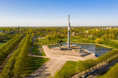 Riga, Letonya, 1 Mayıs 2019: Agenskalns'taki Sovyet Ordusu Zafer Anıtı'nın havadan görünümü. 1985'te Sovyet Ordusu'nun Nazi Almanyası'na karşı Kazandığı Zaferi anmak için yaratıldı..