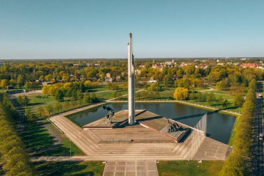 Riga, Letonya, 1 Mayıs 2019: Agenskalns'taki Sovyet Ordusu Zafer Anıtı'nın havadan görünümü. 1985'te Sovyet Ordusu'nun Nazi Almanyası'na karşı Kazandığı Zaferi anmak için yaratıldı.. 