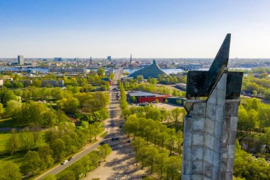Riga, Letonya, 1 Mayıs 2019: Agenskalns'taki Sovyet Ordusu Zafer Anıtı'nın havadan görünümü. 1985'te Sovyet Ordusu'nun Nazi Almanyası'na karşı Kazandığı Zaferi anmak için yaratıldı..