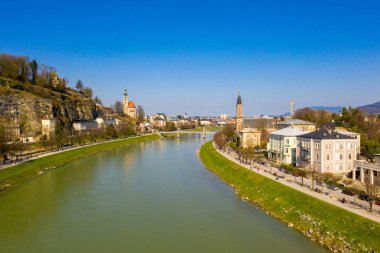 Ünlü Salzburg şehrinde Salzach Nehri üzerindeki köprülerin havadan görünümü