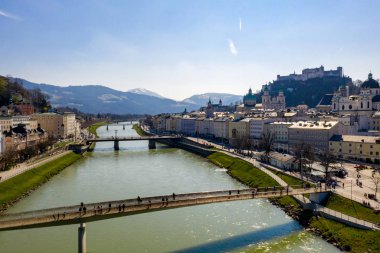 Ünlü Salzburg şehrinde Salzach Nehri üzerindeki köprülerin havadan görünümü