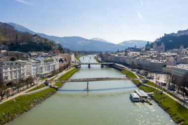 Ünlü Salzburg şehrinde Salzach Nehri üzerindeki köprülerin havadan görünümü