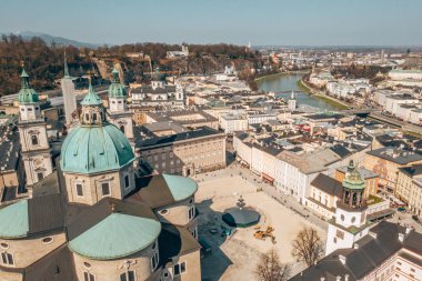 17. yüzyıldan Salzburg Katedrali veya Salzburger Dom'un havadan görünümü. Salzburg, Avusturya'daki Barok Roma Katolik Kilisesi.