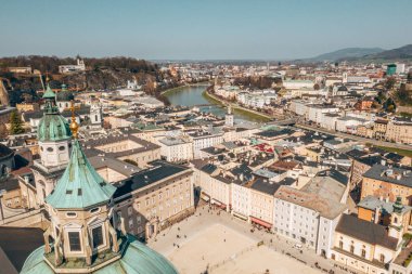 17. yüzyıldan Salzburg Katedrali veya Salzburger Dom'un havadan görünümü. Salzburg, Avusturya'daki Barok Roma Katolik Kilisesi.
