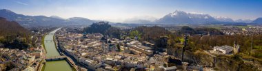 Ünlü Salzburg şehrinde Salzach Nehri üzerindeki köprülerin havadan görünümü