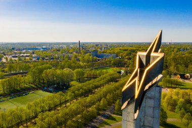 Riga, Letonya, 1 Mayıs 2019: Agenskalns'taki Sovyet Ordusu Zafer Anıtı'nın havadan görünümü. 1985'te Sovyet Ordusu'nun Nazi Almanyası'na karşı Kazandığı Zaferi anmak için yaratıldı.. 