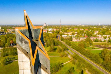 Riga, Letonya, 1 Mayıs 2019: Agenskalns'taki Sovyet Ordusu Zafer Anıtı'nın havadan görünümü. 1985'te Sovyet Ordusu'nun Nazi Almanyası'na karşı Kazandığı Zaferi anmak için yaratıldı.. 