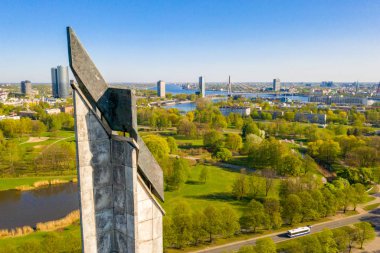 Riga, Letonya, 1 Mayıs 2019: Agenskalns'taki Sovyet Ordusu Zafer Anıtı'nın havadan görünümü. 1985'te Sovyet Ordusu'nun Nazi Almanyası'na karşı Kazandığı Zaferi anmak için yaratıldı.. 