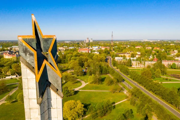 ラトビア 2019年5月1日 アヘンスカルンズのソビエト軍への勝利記念碑の航空写真 第二次世界大戦中のナチスドイツに対するソ連軍の勝利を記念して1985年に作成 — ストック写真