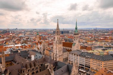 Havadan görünümü Marienplatz belediye binası ve Frauenkirche Munich, Almanya