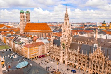 Marienplatz yukarıdan Münih güzel merkezi. Ana meydanda havadan görünüm.