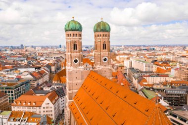 Münih, Almanya'daki Frauenkirche Katedrali'nin havadan görünümü. Güzel eski şehir manzarası. 
