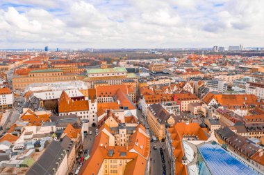 Marienplatz yukarıdan Münih güzel merkezi. Ana meydanda havadan görünüm.