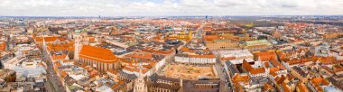 Marienplatz yukarıdan Münih güzel merkezi. Ana meydanda havadan görünüm.