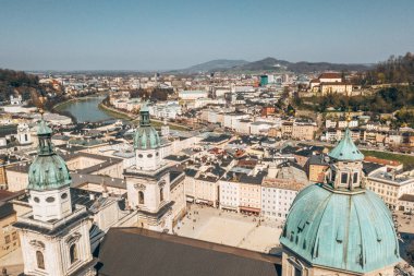 17. yüzyıldan Salzburg Katedrali veya Salzburger Dom'un havadan görünümü. Salzburg, Avusturya'daki güzel barok Roma Katolik Kilisesi.